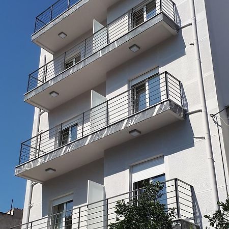 Apartamento Dipson'S At Gazi Atenas Exterior foto